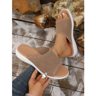 Ženske wedge sandale s perforiranim pletenim gornjim dijelom, tekstilna gornja, gumena potplat, slip-on dizajn, visina klina 3–5 cm