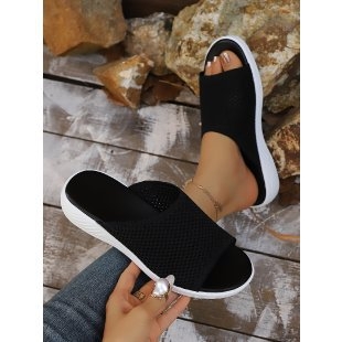 Ženske wedge sandale s perforiranim pletenim gornjim dijelom, tekstilna gornja, gumena potplat, slip-on dizajn, visina klina 3–5 cm