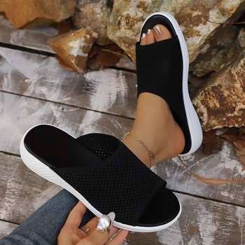 Ženske wedge sandale s perforiranim pletenim gornjim dijelom, tekstilna gornja, gumena potplat, slip-on dizajn, visina klina 3–5 cm