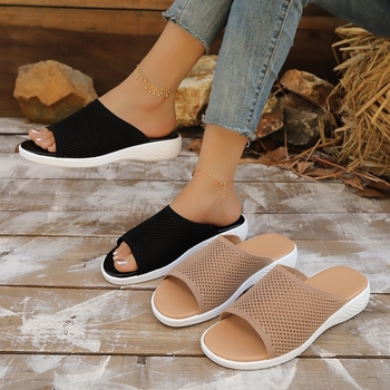 Ženske wedge sandale s perforiranim pletenim gornjim dijelom, tekstilna gornja, gumena potplat, slip-on dizajn, visina klina 3–5 cm