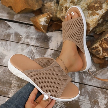 Ženske wedge sandale s perforiranim pletenim gornjim dijelom, tekstilna gornja, gumena potplat, slip-on dizajn, visina klina 3–5 cm