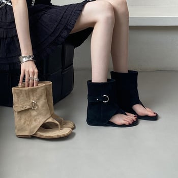 Romas sandales ar kvadrātveida purngu, augsta augšdaļa, zoles biezums 3–5 cm, klinveida papēdis, iekšējais materiāls – māksīgā āda