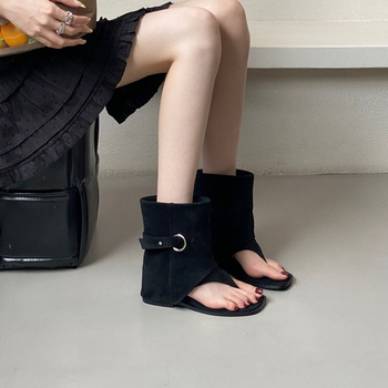 Romas sandales ar kvadrātveida purngu, augsta augšdaļa, zoles biezums 3–5 cm, klinveida papēdis, iekšējais materiāls – māksīgā āda