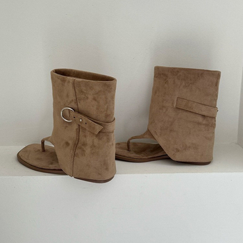 Romas sandales ar kvadrātveida purngu, augsta augšdaļa, zoles biezums 3–5 cm, klinveida papēdis, iekšējais materiāls – māksīgā āda