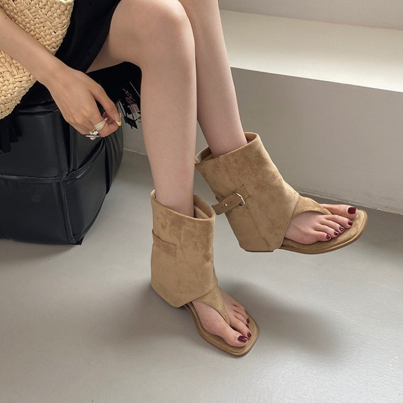 Romas sandales ar kvadrātveida purngu, augsta augšdaļa, zoles biezums 3–5 cm, klinveida papēdis, iekšējais materiāls – māksīgā āda