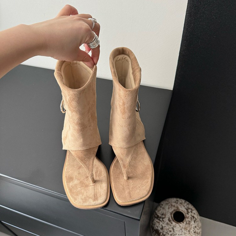 Romas sandales ar kvadrātveida purngu, augsta augšdaļa, zoles biezums 3–5 cm, klinveida papēdis, iekšējais materiāls – māksīgā āda