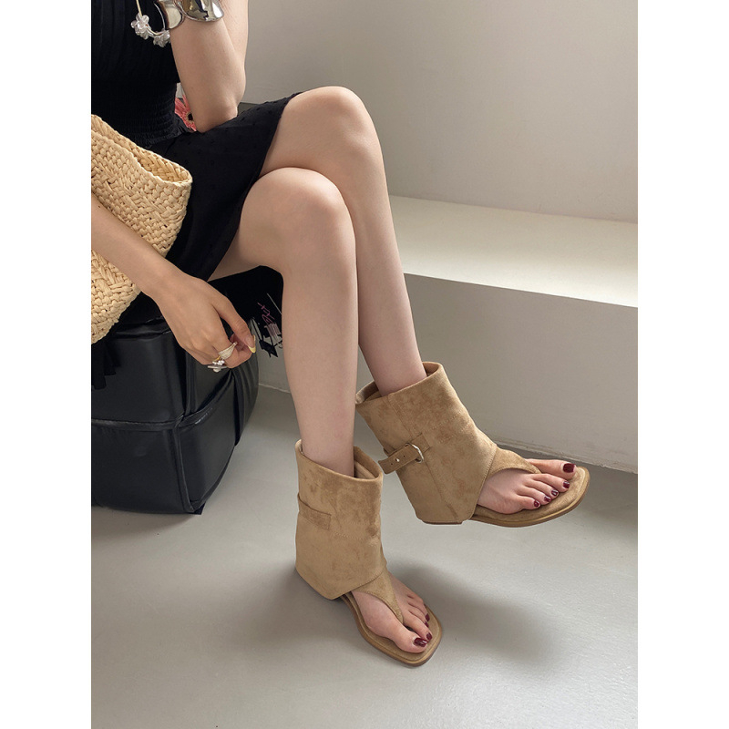 Romas sandales ar kvadrātveida purngu, augsta augšdaļa, zoles biezums 3–5 cm, klinveida papēdis, iekšējais materiāls – māksīgā āda