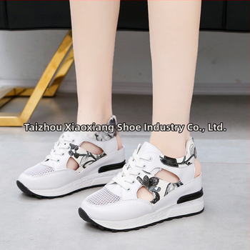 Elpojošas sporta sandales ar sietveida augšējo daļu, iekšējā augstuma palielinājums, šņorēšana, apaļa purngals, PU augšdaļa, gumijas zole