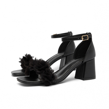 Sandale cu vârf pătrat, deget deschis, curea cu cataramă, talpă din cauciuc, toc 6–8 cm