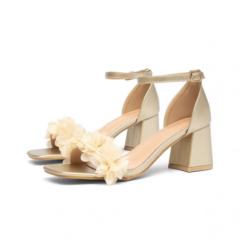 Sandale cu vârf pătrat, deget deschis, curea cu cataramă, talpă din cauciuc, toc 6–8 cm