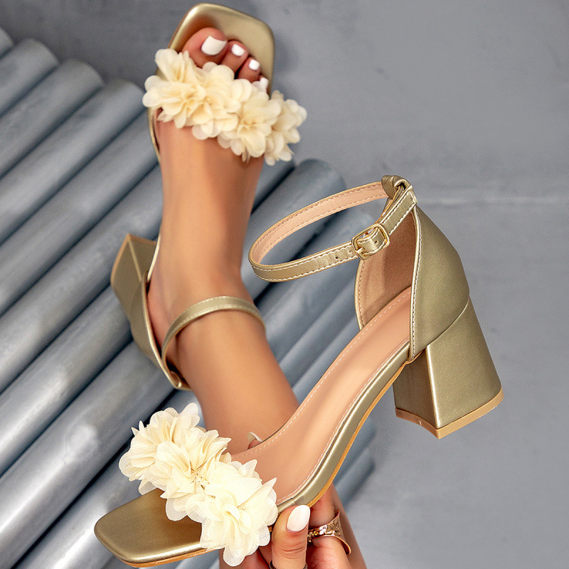 Sandale cu vârf pătrat, deget deschis, curea cu cataramă, talpă din cauciuc, toc 6–8 cm