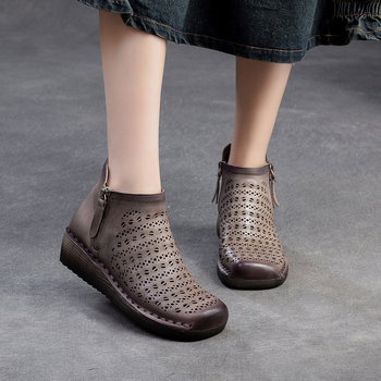 Ghete înalte, design respirabil cu decupaje, partea superioară din piele de vită, fermoar lateral, toc în formă de pană