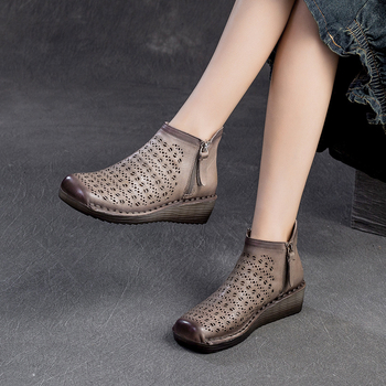 Ghete înalte, design respirabil cu decupaje, partea superioară din piele de vită, fermoar lateral, toc în formă de pană