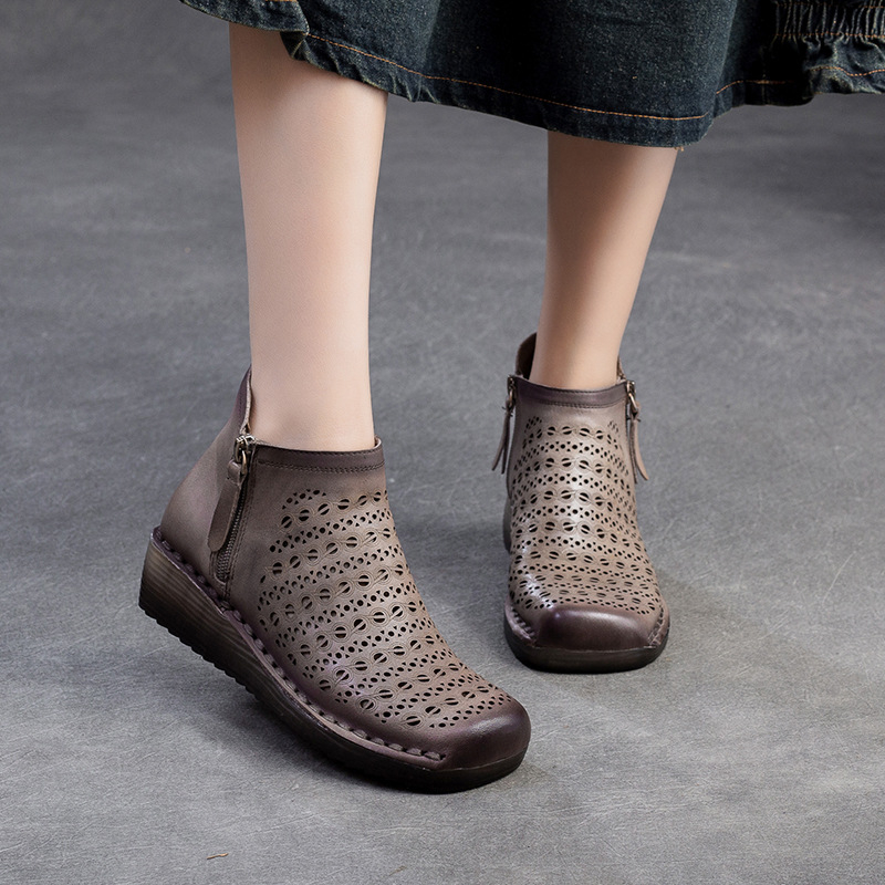 Ghete înalte, design respirabil cu decupaje, partea superioară din piele de vită, fermoar lateral, toc în formă de pană