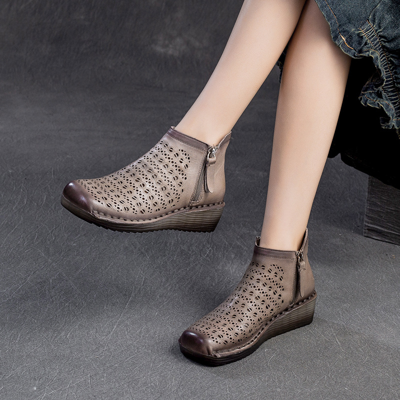 Ghete înalte, design respirabil cu decupaje, partea superioară din piele de vită, fermoar lateral, toc în formă de pană