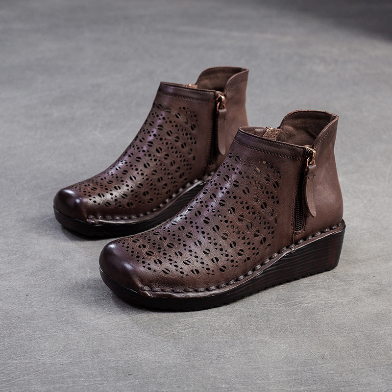 Ghete înalte, design respirabil cu decupaje, partea superioară din piele de vită, fermoar lateral, toc în formă de pană