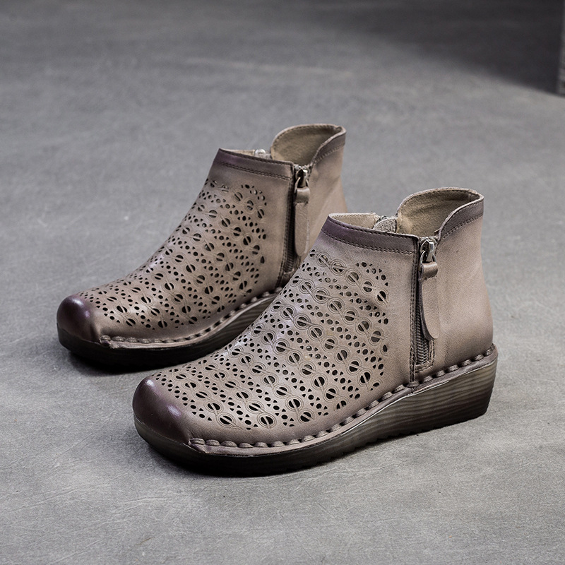 Ghete înalte, design respirabil cu decupaje, partea superioară din piele de vită, fermoar lateral, toc în formă de pană