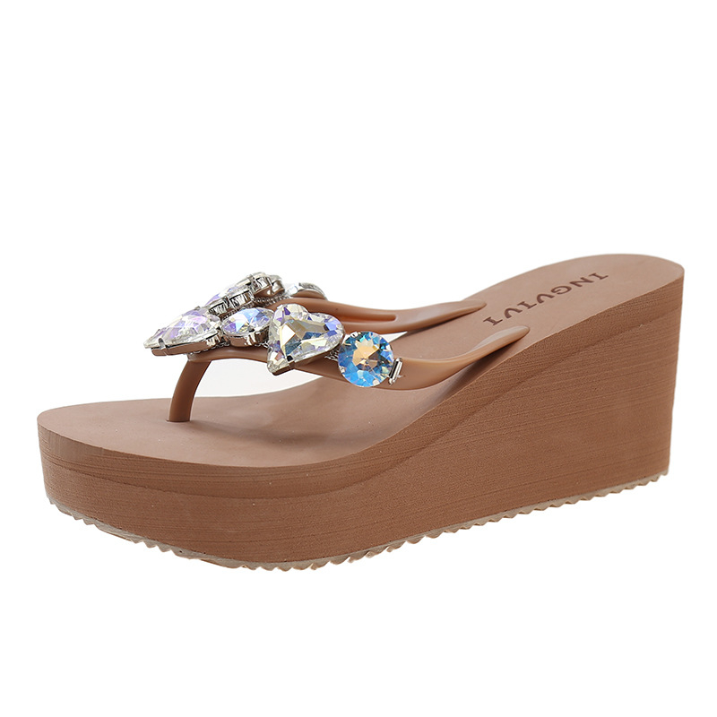 Sandale dama cu toc înalt pe platformă, flip-flop cu pietre și motiv inimă piersică — partea superioară EVA, vârf rotund, talpă TPR, brand INGVIVI/Chao Wei Wei, origine Dongguan, Guangdong