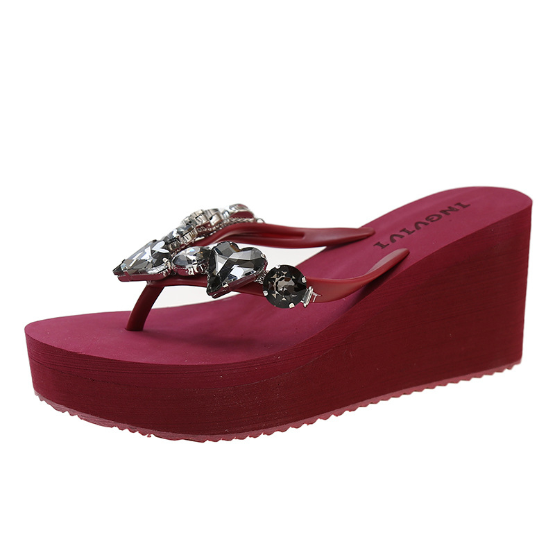 Sandale dama cu toc înalt pe platformă, flip-flop cu pietre și motiv inimă piersică — partea superioară EVA, vârf rotund, talpă TPR, brand INGVIVI/Chao Wei Wei, origine Dongguan, Guangdong