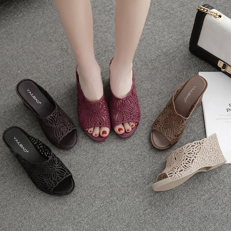 Sandale dama wedge din PVC – partea superioară PVC, talpă PVC, înălțime toc 5–8 cm, anti-derapare