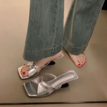 Sandale dama cu toc în clin argintii, vârf drept și deget deschis (PU partea superioară; talpă din cauciuc; grosime talpă 11 cm+; antiderapant)