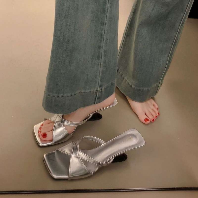 Sandale dama cu toc în clin argintii, vârf drept și deget deschis (PU partea superioară; talpă din cauciuc; grosime talpă 11 cm+; antiderapant)