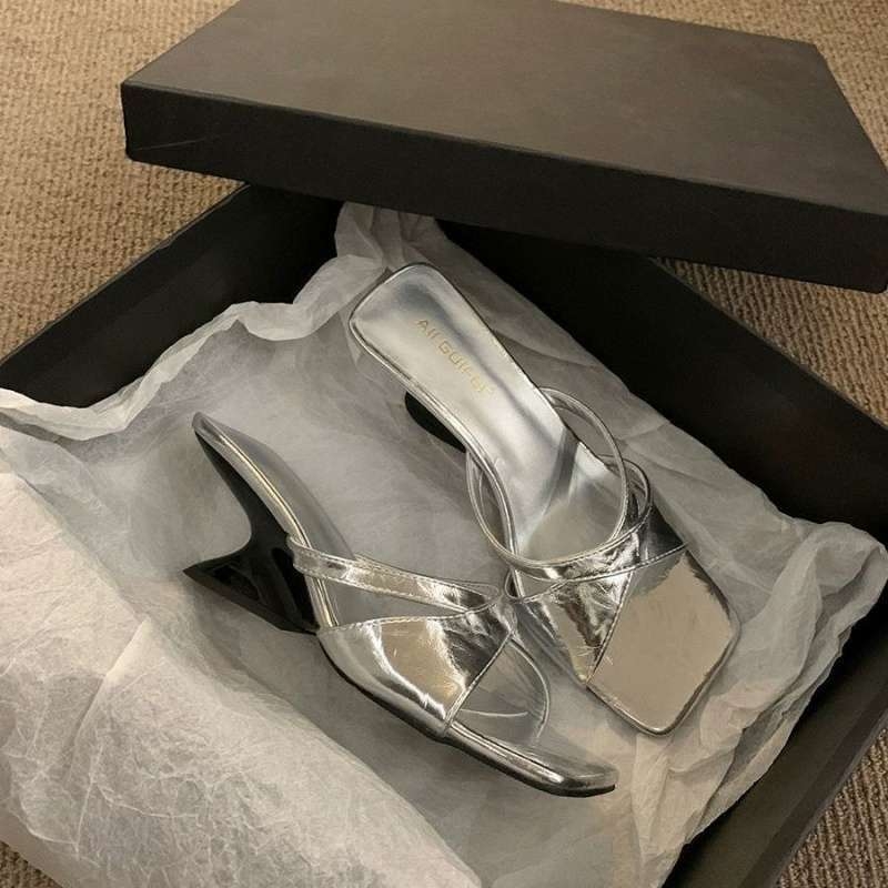 Sandale dama cu toc în clin argintii, vârf drept și deget deschis (PU partea superioară; talpă din cauciuc; grosime talpă 11 cm+; antiderapant)