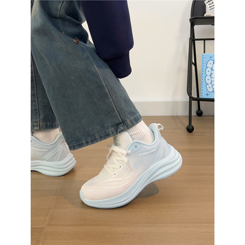 Női nyári sneaker, lélegző hálós felsőrész, magas szár (3-7 cm), PU talpbetét, PVC talp, csúszásmentes, kényelmes