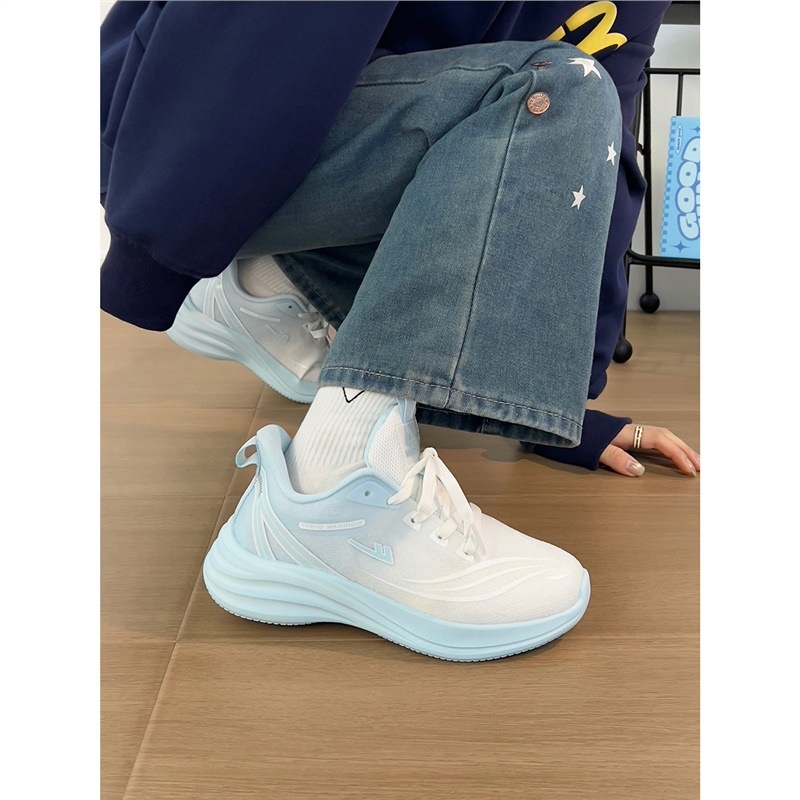 Női nyári sneaker, lélegző hálós felsőrész, magas szár (3-7 cm), PU talpbetét, PVC talp, csúszásmentes, kényelmes