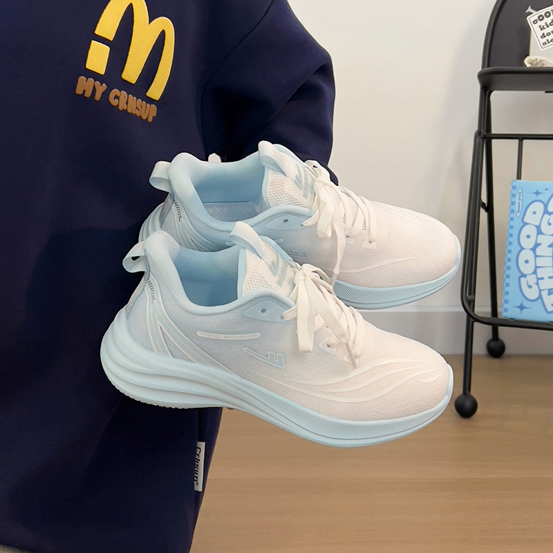 Női nyári sneaker, lélegző hálós felsőrész, magas szár (3-7 cm), PU talpbetét, PVC talp, csúszásmentes, kényelmes