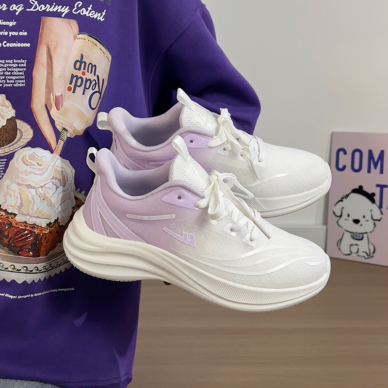 Női nyári sneaker, lélegző hálós felsőrész, magas szár (3-7 cm), PU talpbetét, PVC talp, csúszásmentes, kényelmes