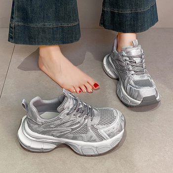 Adidași sport pentru femei în stil dad sneakers, din piele sintetică pe partea superioară, căptușeală din plasă, talpă din cauciuc, închidere cu șireturi, toc gros 3–5 cm
