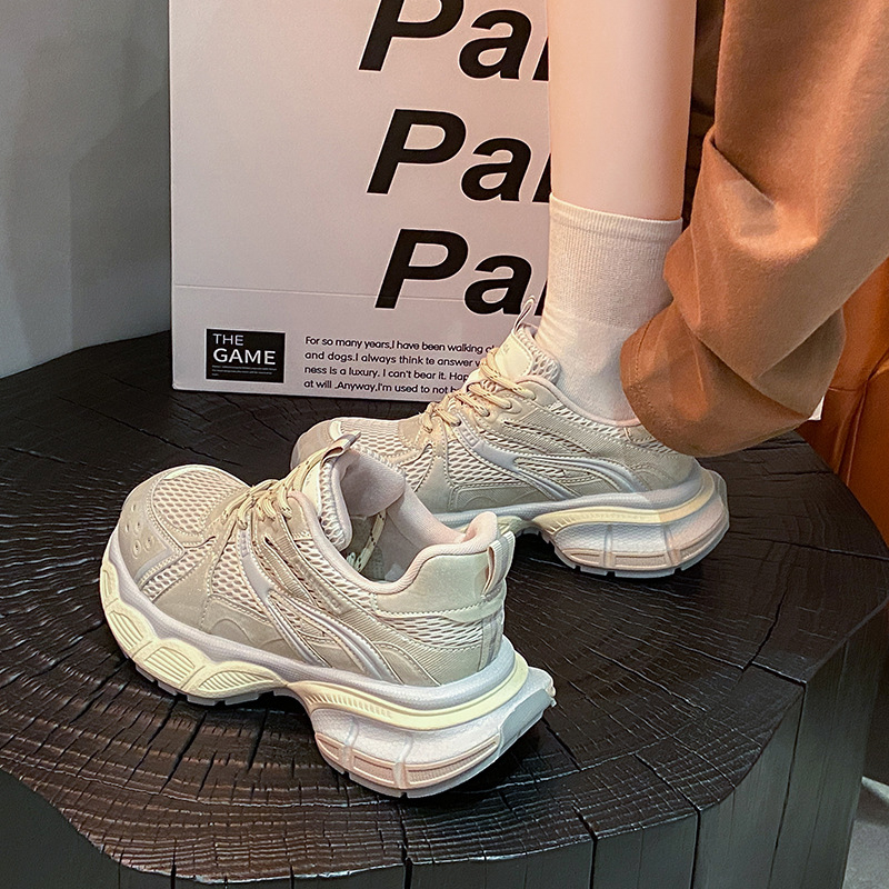 Adidași sport pentru femei în stil dad sneakers, din piele sintetică pe partea superioară, căptușeală din plasă, talpă din cauciuc, închidere cu șireturi, toc gros 3–5 cm