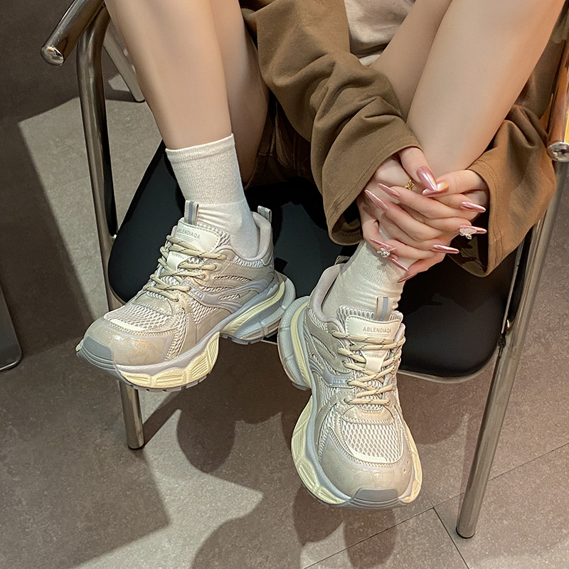 Adidași sport pentru femei în stil dad sneakers, din piele sintetică pe partea superioară, căptușeală din plasă, talpă din cauciuc, închidere cu șireturi, toc gros 3–5 cm