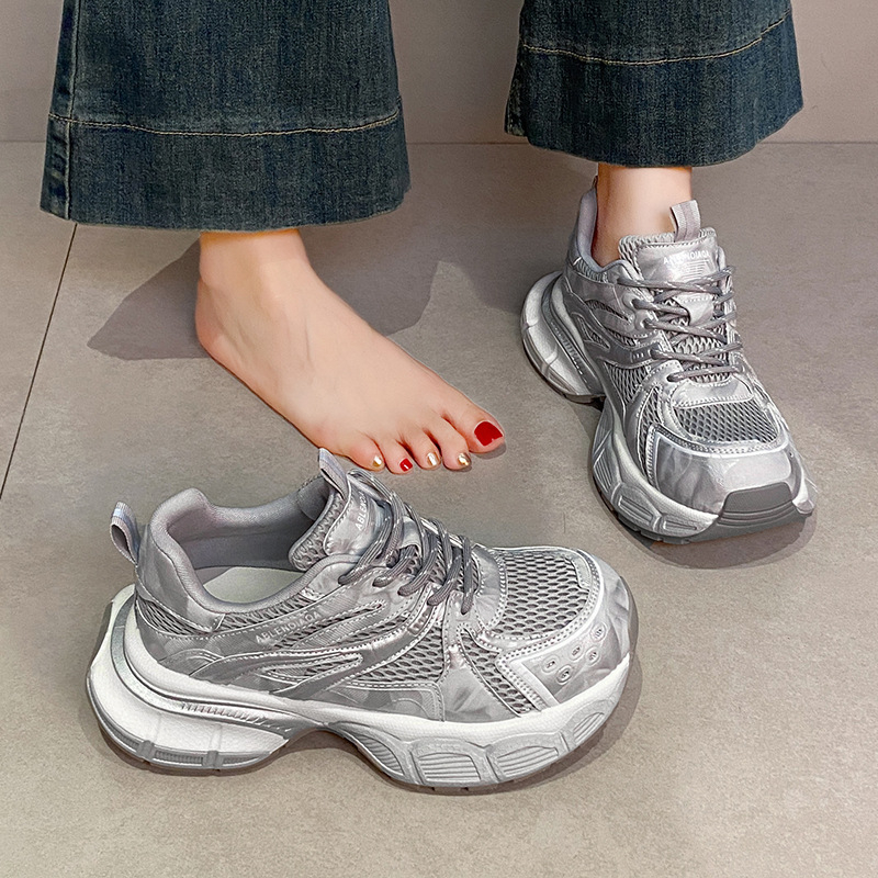 Adidași sport pentru femei în stil dad sneakers, din piele sintetică pe partea superioară, căptușeală din plasă, talpă din cauciuc, închidere cu șireturi, toc gros 3–5 cm
