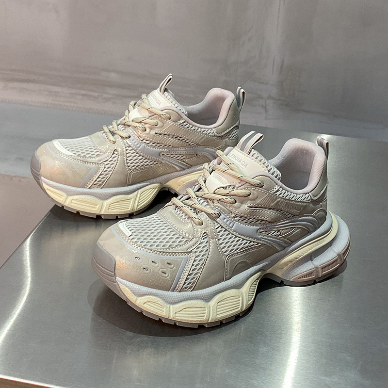 Adidași sport pentru femei în stil dad sneakers, din piele sintetică pe partea superioară, căptușeală din plasă, talpă din cauciuc, închidere cu șireturi, toc gros 3–5 cm