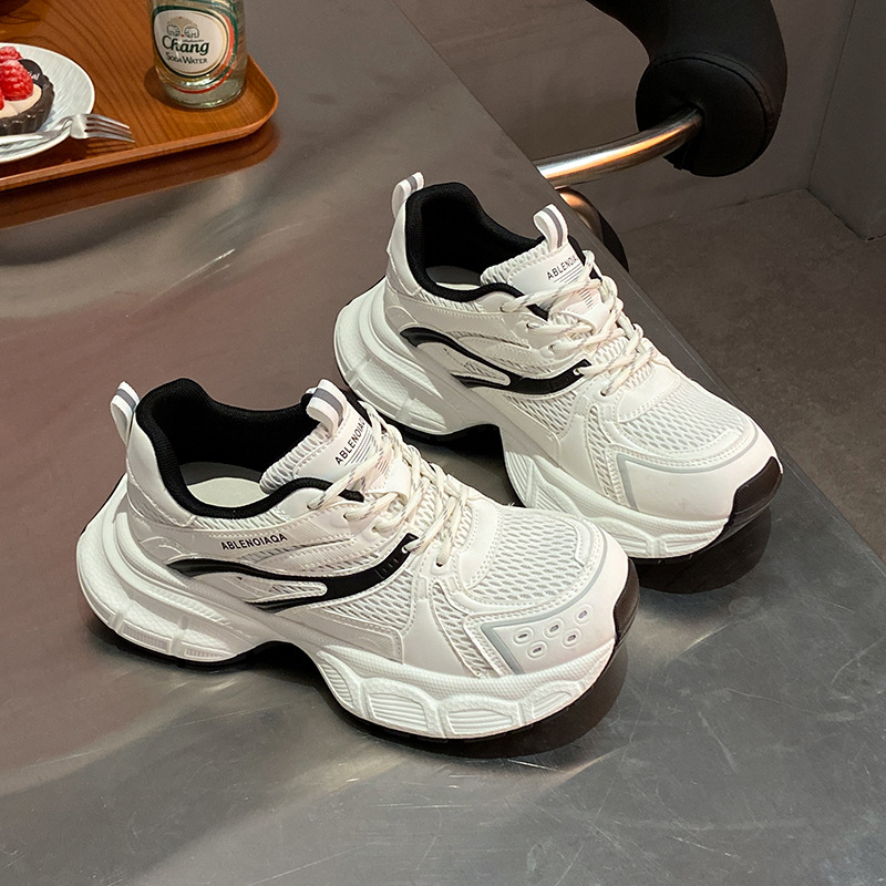 Adidași sport pentru femei în stil dad sneakers, din piele sintetică pe partea superioară, căptușeală din plasă, talpă din cauciuc, închidere cu șireturi, toc gros 3–5 cm