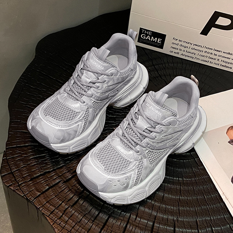 Adidași sport pentru femei în stil dad sneakers, din piele sintetică pe partea superioară, căptușeală din plasă, talpă din cauciuc, închidere cu șireturi, toc gros 3–5 cm