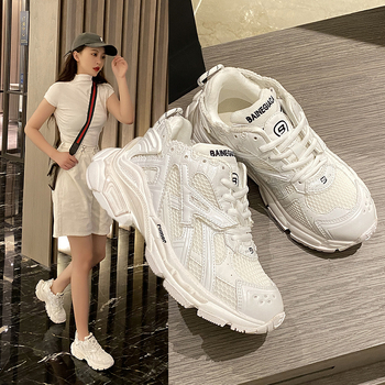 Sportske tenisice s debelim potplatom, prozračnim gornjim dijelom od mikrovlakana, visok vrh, gumeni potplat