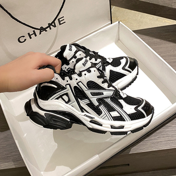 Sportske tenisice s debelim potplatom, prozračnim gornjim dijelom od mikrovlakana, visok vrh, gumeni potplat