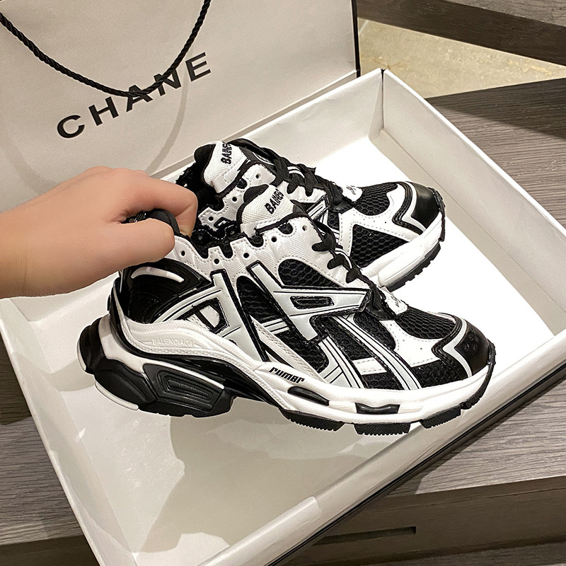 Sportske tenisice s debelim potplatom, prozračnim gornjim dijelom od mikrovlakana, visok vrh, gumeni potplat