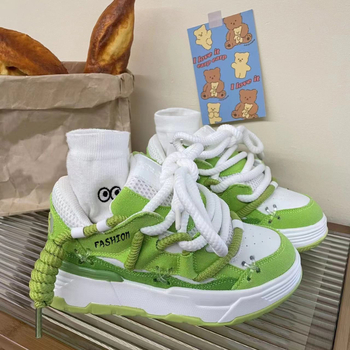 Vastag talpú cipő | Felsőrész: mű PU; Talp: gumi; Zárás: cipőfűző; Sarokmagasság: 3-5 cm; Uniszex