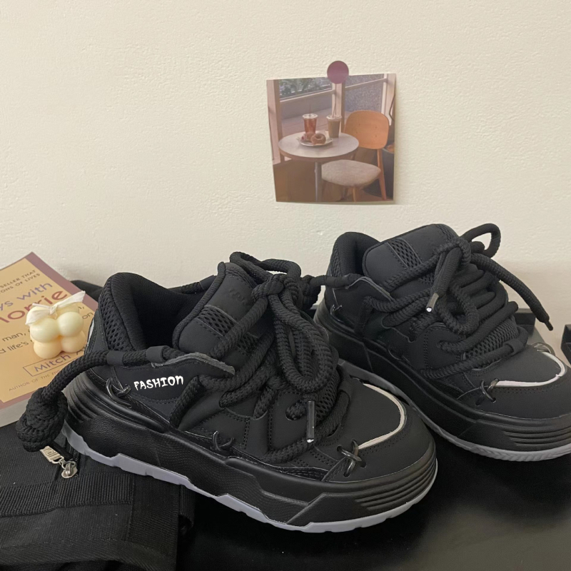 Vastag talpú cipő | Felsőrész: mű PU; Talp: gumi; Zárás: cipőfűző; Sarokmagasság: 3-5 cm; Uniszex