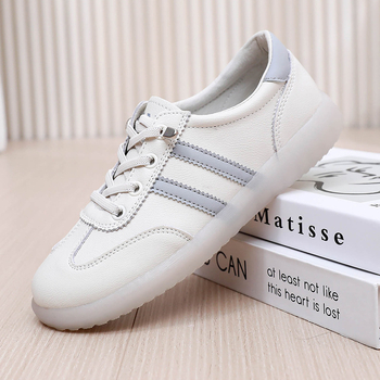 Női slip-on szabadidőcipő – kerek orr, alacsony felső rész, felső anyag: tehénbőr másodlagos réteg, PVC talp