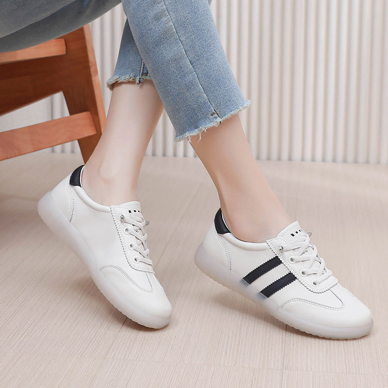 Női slip-on szabadidőcipő – kerek orr, alacsony felső rész, felső anyag: tehénbőr másodlagos réteg, PVC talp