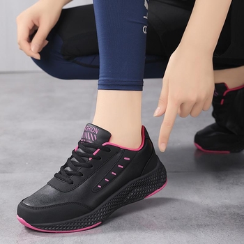 Női sportos casual cipő, kerek orrú, alacsony sarok 1–3 cm, felsőrész szuper rost anyagból, belső háló, gumitalp, középmagas felsőrész