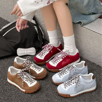 Ženske casual sportske tenisice za trening, gornji dio od teleće split kože, prozračna mrežasta podstava, vezanje, niski profil, gumeni đon, visina pete 3-5 cm