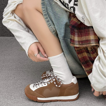 Ženske casual sportske tenisice za trening, gornji dio od teleće split kože, prozračna mrežasta podstava, vezanje, niski profil, gumeni đon, visina pete 3-5 cm