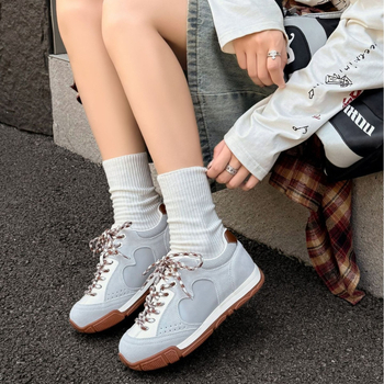 Ženske casual sportske tenisice za trening, gornji dio od teleće split kože, prozračna mrežasta podstava, vezanje, niski profil, gumeni đon, visina pete 3-5 cm