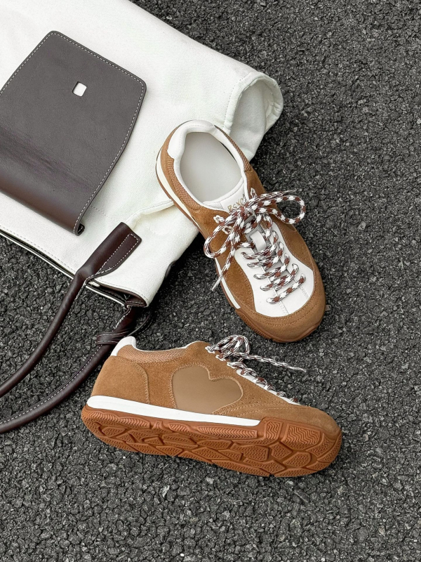 Ženske casual sportske tenisice za trening, gornji dio od teleće split kože, prozračna mrežasta podstava, vezanje, niski profil, gumeni đon, visina pete 3-5 cm